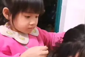 我帮妈妈拔白头发，让她慢慢变老我快快长大。