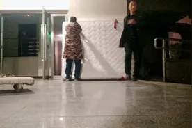 1米8大床垫上30楼，如何进入十人小电梯，分享给你。视频封面