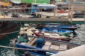 2⃣️香港🇭🇰的香港仔，是避风塘，停满了各式渔船，满满的魚家风情。