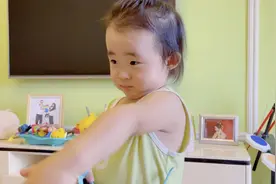 2岁半的宝宝说戴上眼镜就可以玩小棍子了，说的很有道理哈视频封面