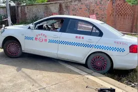 车轮陷入泥坑，底盘被卡住，老司机教你一个人如何快速脱困视频封面