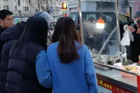 小夫妻出摊卖生蚝，免费提供蒸、开启，还有各种调料，超值服务