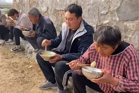 农村集体包饺子，大娘剁馅出奇招，三斤肉配二十个萝卜，味真不赖