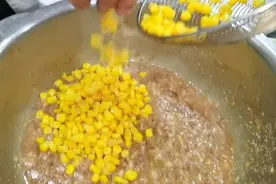 玉米粒鲜肉包，鲜香可囗。专业师傅教你在家做，全家人抢着吃。