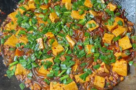 厨师长教你豆腐烧粉条的家常做法，步骤详细，麻辣鲜香下酒又下饭