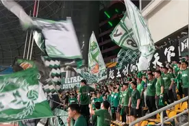 中超浙江主场不敌上海，上海球迷上浙江看台晃悠被干得要人架着走视频封面