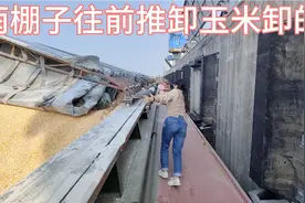 琴姐把雨棚往前推卸货了，装玉米只能装2000吨？视频封面