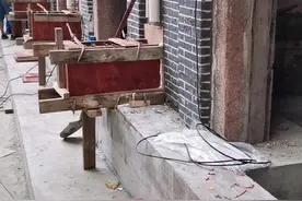 上海市原卢湾区，合肥路，顺昌路，工人们给历史建筑加固修缮