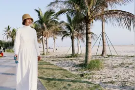 53岁退休大妈自己做衣服自己当模特，在北海银滩走秀，来吧展示。视频封面