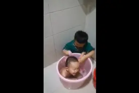 哥哥帮弟弟洗澡视频封面