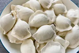 速冻饺子如何煮才能不黏不硬不破皮？学会这些方法，你就能变大厨视频封面