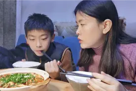 单亲母子决定了过年不回家了，今天的水煮肉片很成功，儿子喜欢吃视频封面
