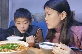 单亲母子决定了过年不回家了，今天的水煮肉片很成功，儿子喜欢吃视频封面