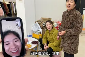 婆婆给小菲送车厘子，进门四眼就开始挑毛病，阿娇也开始吃醋埋怨视频封面