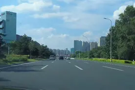 从桃仙机场赶往高铁北站，沿途的沈阳城市景象还是挺壮观的视频封面