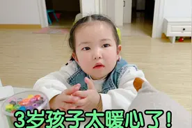 妈妈头疼耍脾气，3岁朵朵像小大人哄着妈妈吃饭，说话太暖心了！视频封面