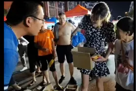 盲盒太火爆了，摆地摊三个小时就卖了二百多个盲盒，意想不到吧视频封面