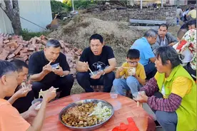 我人生中吃到最豪华最丰盛，最接地气的晚餐，在城里有钱都吃不到