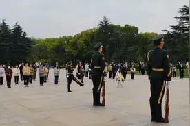 清明时节龙华烈士陵园缅怀英雄先烈，英雄丰碑永立天地间。视频封面