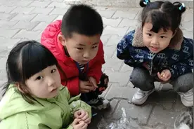 三个小朋友放学一起喂流浪猫，善待动物，因为你就是他的唯一！