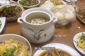 大美丽酒行日常工作餐，帅哥美女齐上阵，切菜洗菜炒菜，真开心视频封面