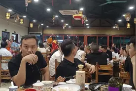 变脸，变脸，超级帅的小哥哥变脸倒茶刷杂技！国粹传承！中秋快乐视频封面