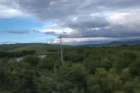 若尔盖大草原，迎着晨曦走进新的一天…