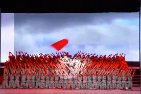 泪目！荔波三中200多名师生表演大型舞蹈《血战湘江》震撼全场！视频封面