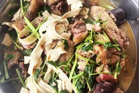 腊鸡火锅-湖南烟熏土鸡，肉质紧致有嚼劲，香味浓厚，浓浓的乡味视频封面