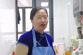 来海南吃什么？鲜活海虾不可错过，20元一斤，看大姐做个油爆虾