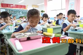 郑州一小学中午配餐全流程，你孩子所在的学校应该也是这样的。视频封面
