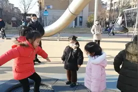 受新冦疫情影响，天津的孩子们提前放假，小区游乐场又热闹起来了视频封面