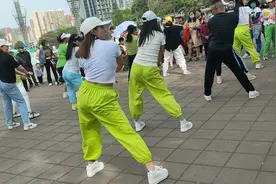 实拍成都发生的真人真事，成都2美女跳广场舞引几百人围观别吃惊