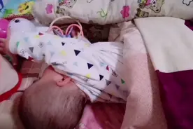 宝宝每次睡觉前都翻来覆去，拱来拱去，哼唧哼唧，妈妈快要崩溃