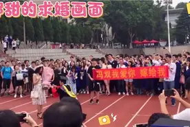 偷偷去向女朋友求婚，给她一个惊喜！这画面实在太甜了！视频封面