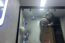 洗完头发现吹风没在家，没有吹风怎么吹干头发，洗澡的暖风来帮你视频封面