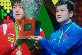 2023德班世乒赛男双决赛 中国队获冠军 樊振东王楚钦捧金杯视频封面