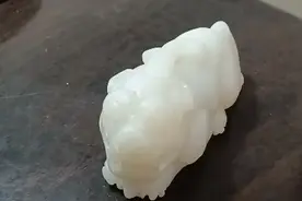 清代时期的和田羊脂白玉雕琢瑞兽饕餮纹饰图案玉佩亮丽透彻美视频封面