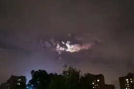 南京夜晚望眼欲穿，好不容易拍到超级红月亮钻出乌云，太美了！