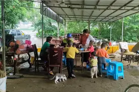 农村生活，晚上舅舅和姑妈他们坐在一起吃饭聊天。视频封面