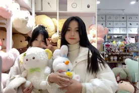 雨雷一个月没见的闺蜜，终于又见面啦见面第一时间就是拍照作动作视频封面