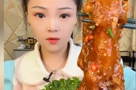 美食推荐的时刻又来了，主播们吃诱惑人的软糯牛蹄筋，味道绝绝子视频封面