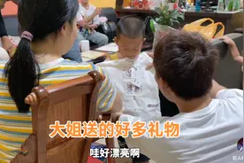 大姐给枫枫带回好多的杭州特产，有大伙吃的小朋友穿的，太有心了视频封面