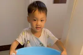 有爱的崽，在父亲节给爸爸洗脚，不嫌弃爸爸的臭脚😆＃神兽日常视频封面