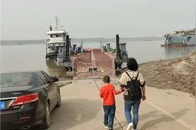 乘坐轮渡前往万里长江第一岛——武汉天兴洲视频封面