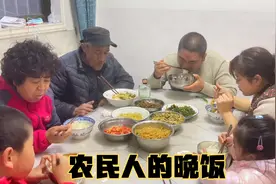 甘肃农村人的晚饭吃啥？媳妇炒了6个菜好丰盛，有肉有酒吃美了！视频封面