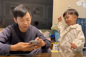 3岁萌娃向老爸提问，一个敢问一个敢答，妈妈在一旁脑瓜子嗡嗡的