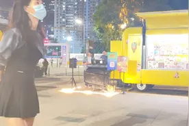 街头献唱，还有美女作陪，安静的听听歌。视频封面