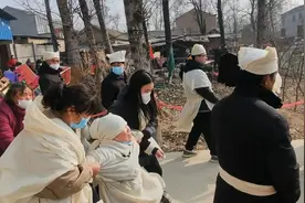 世上最让人接受不了的就是亲人的离开，今年太多的老人都离世了视频封面