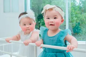 记录双胞胎成长过程，一张张萌图片才发现俩姐妹慢慢的在长大啦！视频封面